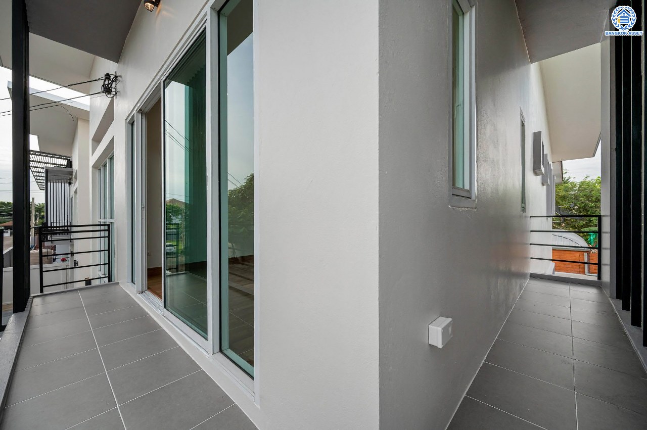 บ้านมือสองตกแต่งใหม่ โครงการ บุษราคัมรีเจนท์ ปิ่นเกล้า-บรมราชชนนี เนื้อที่  67.50 ตร.ว. ฟังก์ชัน 3 ห้องนอน 3 ห้องน้ำ จอดรถได้ 2 คัน สภาพแวดล้อมดี เดินทางเข้าสู่เมืองได้สะดวกเชื่อมต่อ ถนนพุทธมณฑลสาย 2, ถนนบรมราชชนนี, ถนนกาญจนาภิเษก, ถนนศาลาธรรมสพน์ ใกล้เซ็นทรัลปิ่นเกล้า, ตลาดสดธนบุรี และจุดขึ้นทางด่วน "ศรีรัช"